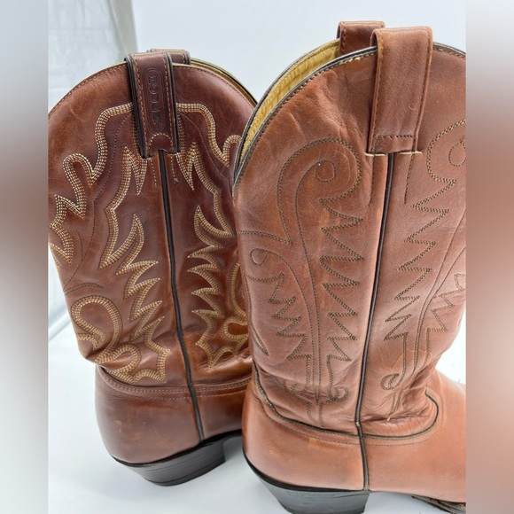 Authentic Elegance: Embrace Mismatched Boulet and Charro Cowboy Boots! - Picture 5 of 9